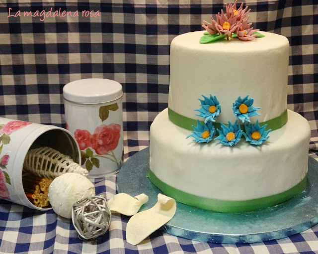 Tarta de oreo cubierta de fondant y flores de pasta de goma