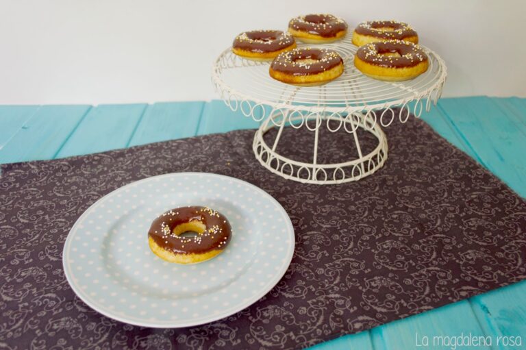 Donuts al horno con glaseado de chocolate